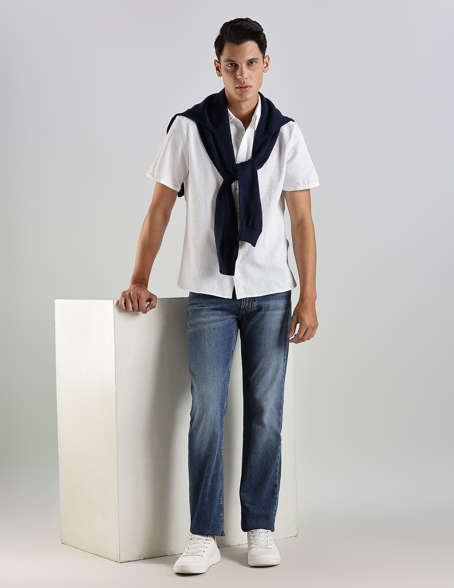 Calvin Klein Jeans Light Wash Staright Fit Mid Rise Jeans
