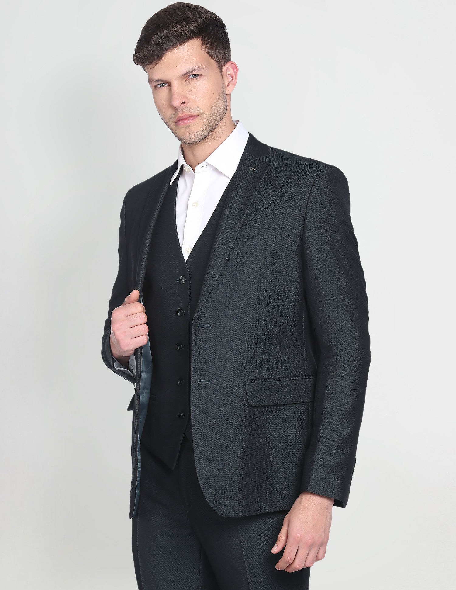 Men Waistcoat Styles-18 Ways to Wear Waistcoat for Classy Look | Diseños de  chalecos, Trajes de para boda masculinos, Trajes de boda hombres